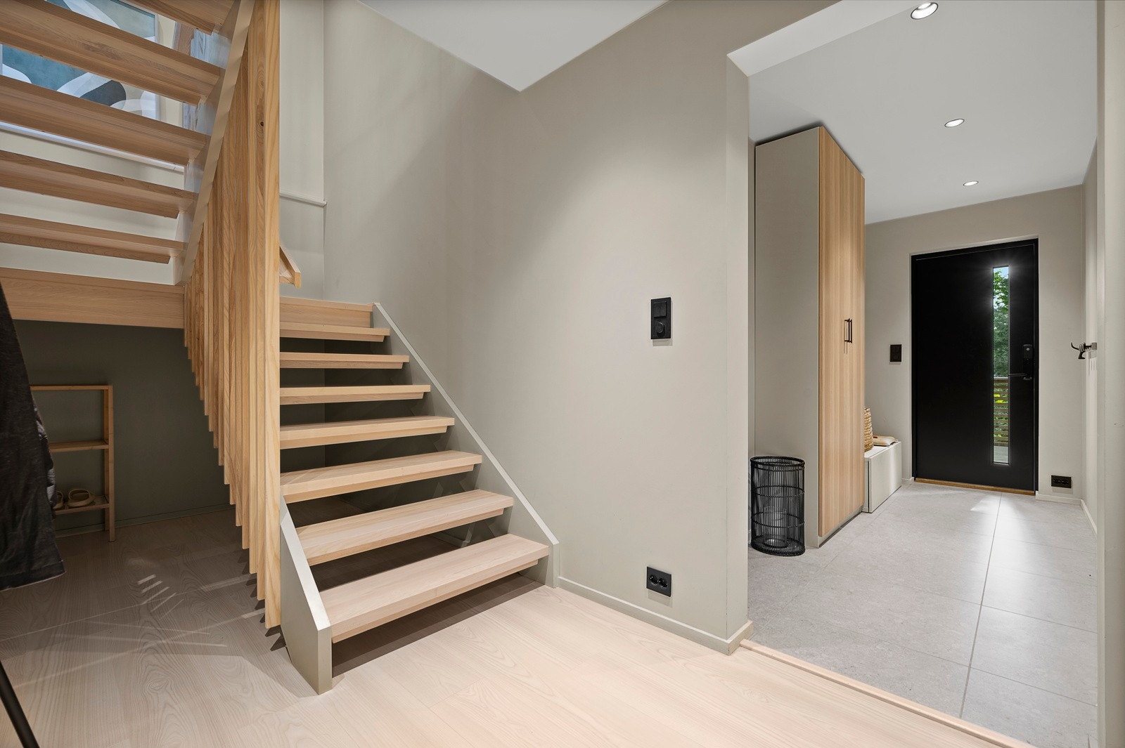 Legg merke til den flotte trappen med trinn og spiler i ask Galleribilde