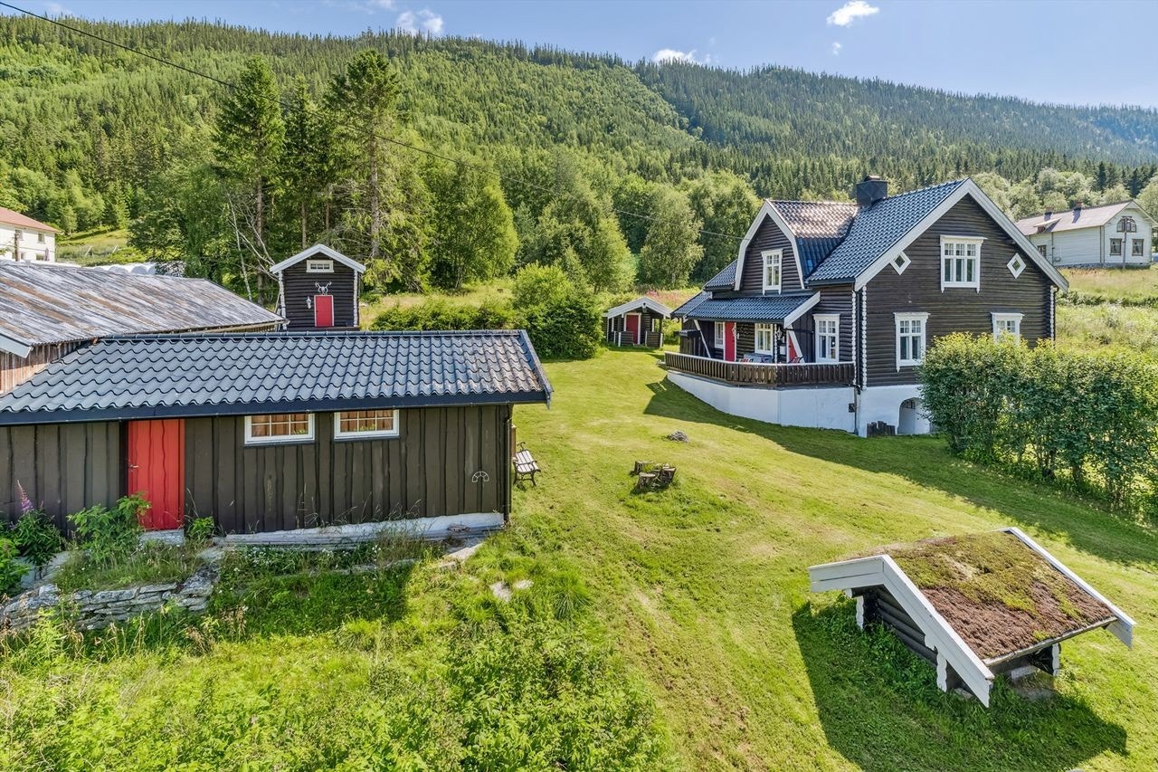Tunet er etablert med bolig, anneks, stabbur, anneks/redskapsbod og garasje. Galleribilde