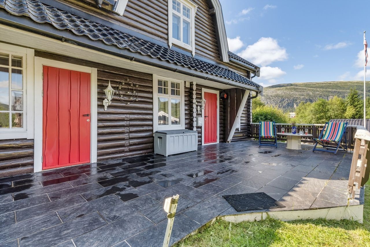 Steinlagt platting tilknyttet inngangspartiet. Galleribilde