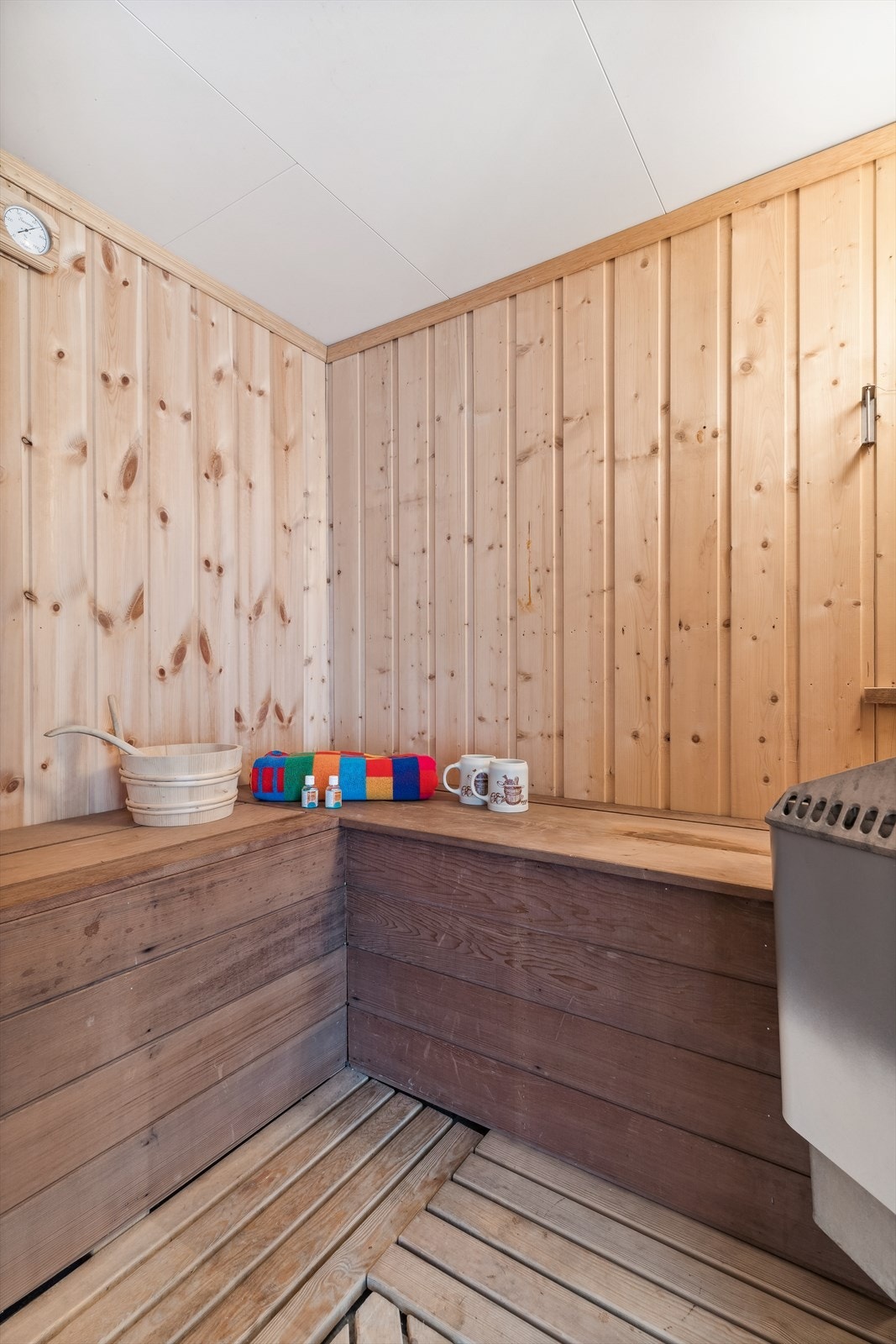Det er også etablert en badstue i rommet. Badstuen har panel på vegger og tregulv. Her er det etablert to benker langs vegg og elektronisk badstueovn. Galleribilde