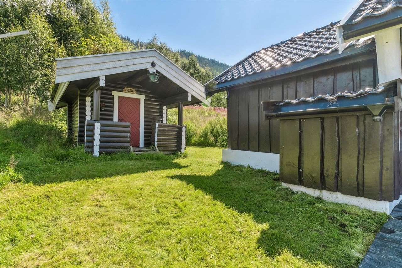 Anneks med liten terrasseplatting tilknyttet inngangsparti. Galleribilde
