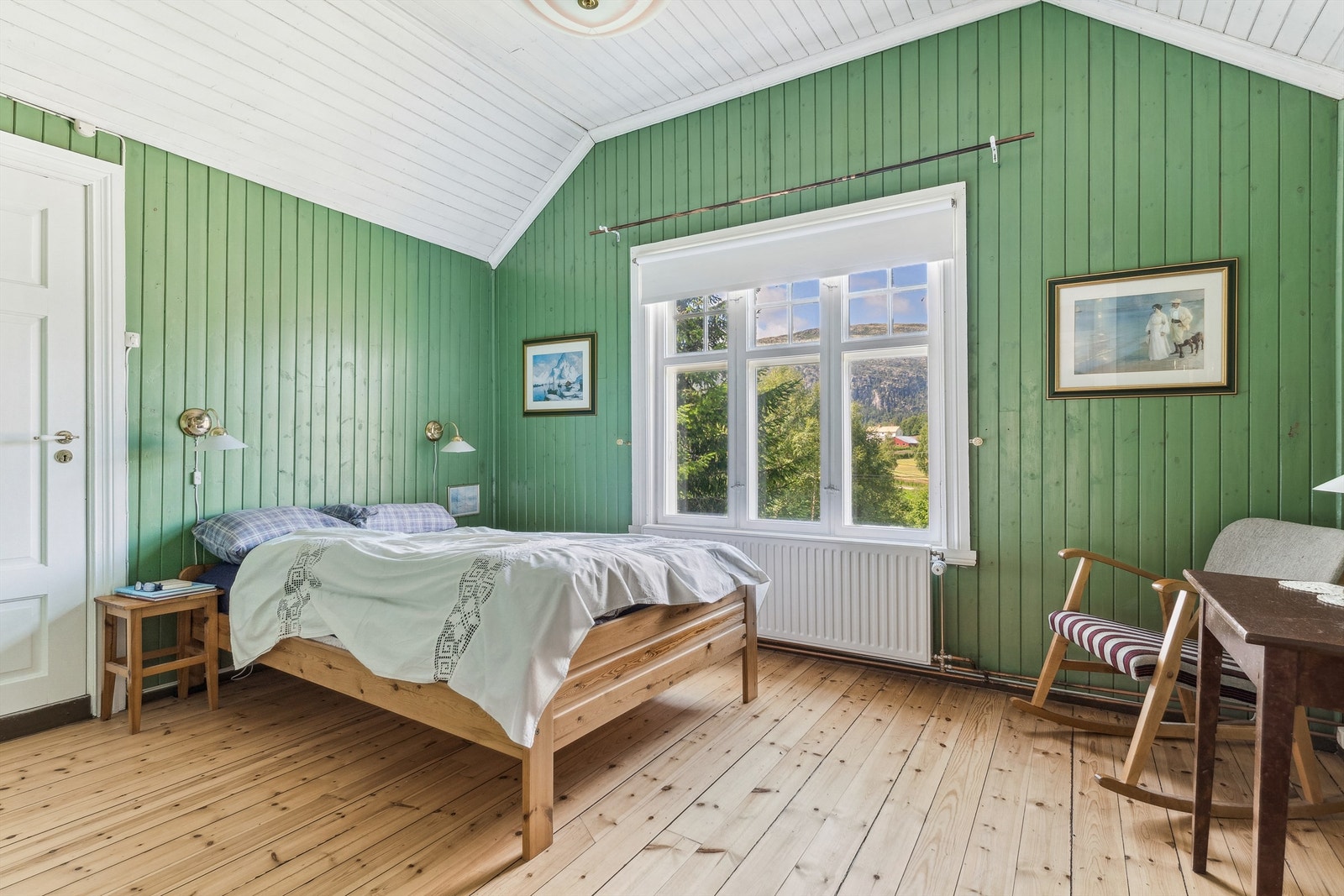 Det andre soverommet har grønnmalt panel på veggene, furugulv og hvitmalt panel i himling. Også dette rommet er romslig med god plass til det man skulle ønske av møblement. Galleribilde