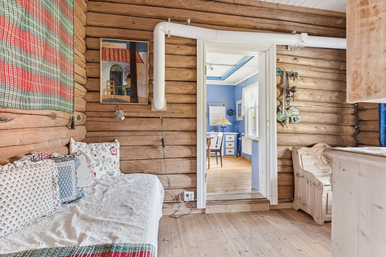 Disponibelt rom mellom gangen og kjøkkenet har tømmerlaft på veggene og furugulv. Rommet kan benyttes som bod, kontor, hobbyrom eller det man skulle trenge. Galleribilde