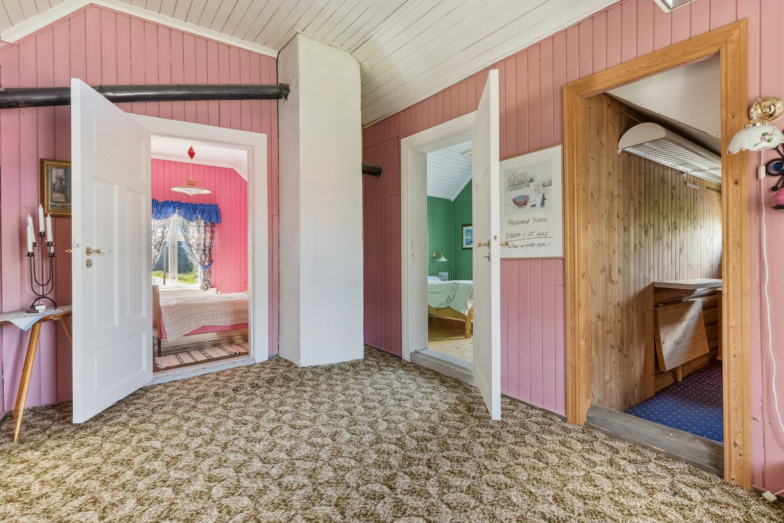 Gang i 2. etasje med mønstrete teppe på gulvet og rosamalt panel på veggene. Herfra er det adkomst til alle rommene. Galleribilde