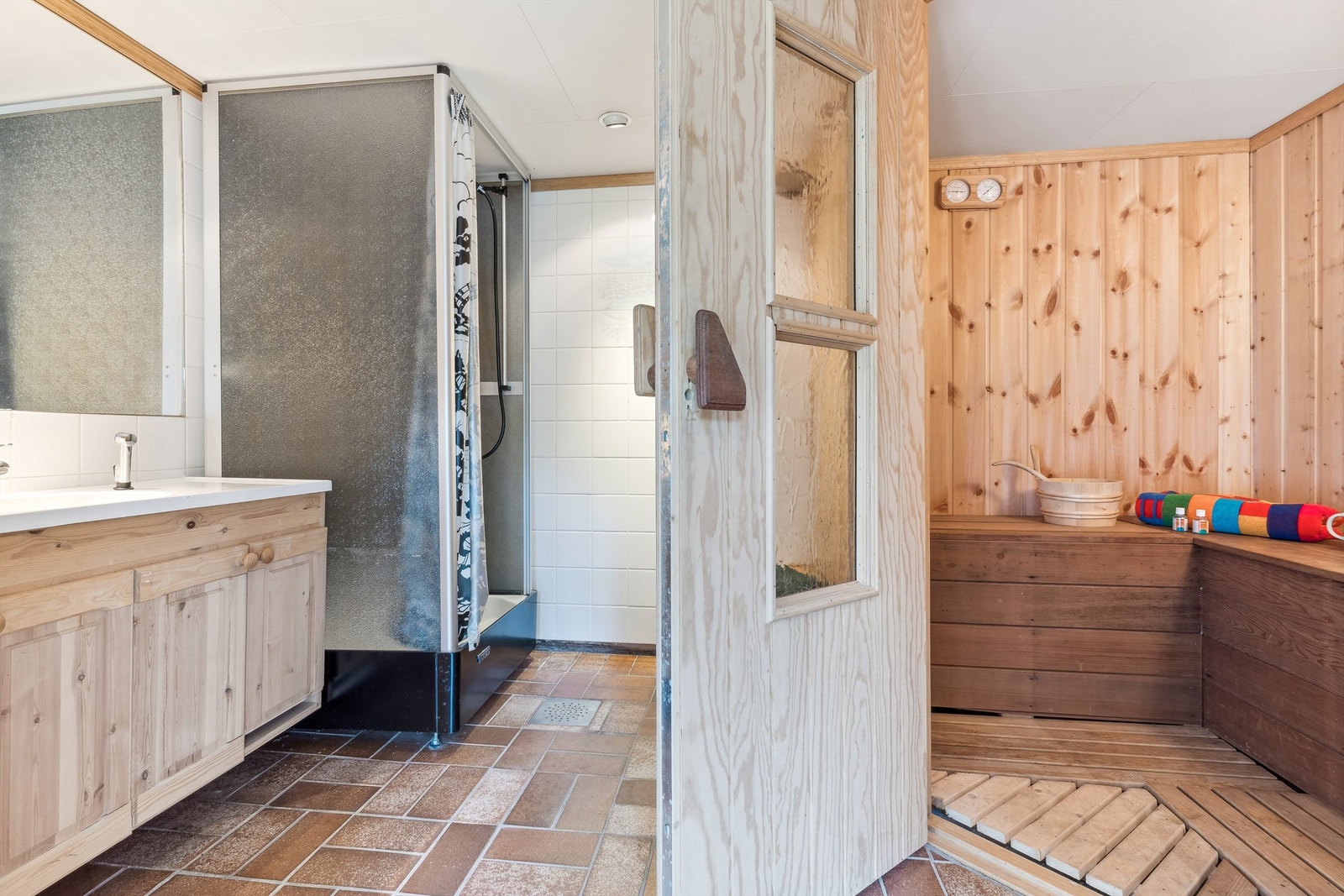 Rom med adkomst inn til badstue. Galleribilde