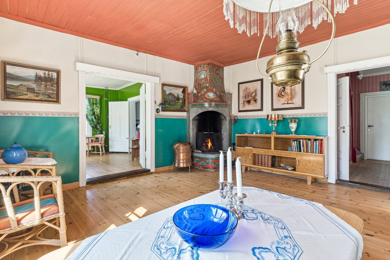 Rommet er romslig med god plass til det man skulle ønske av møblement. Det er etablert en åpen peisovn med rosemaling i et hjørne i stuen, denne gir godt med varme sammen med radiatorene som er montert på veggene. Galleribilde