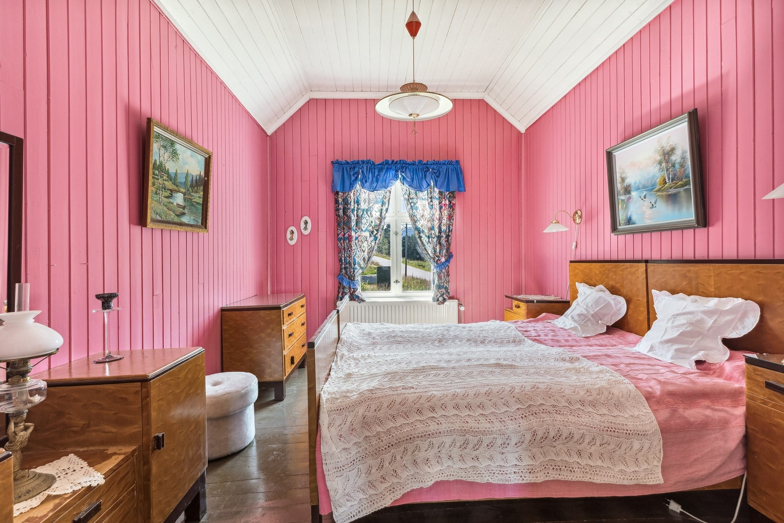 Det er tre soverom i boligen. Et soverom med rosamalt panel på veggene, furugulv og hvitmalt panel i himling. Rommet har noe skråhimling, men god takhøyde. Galleribilde