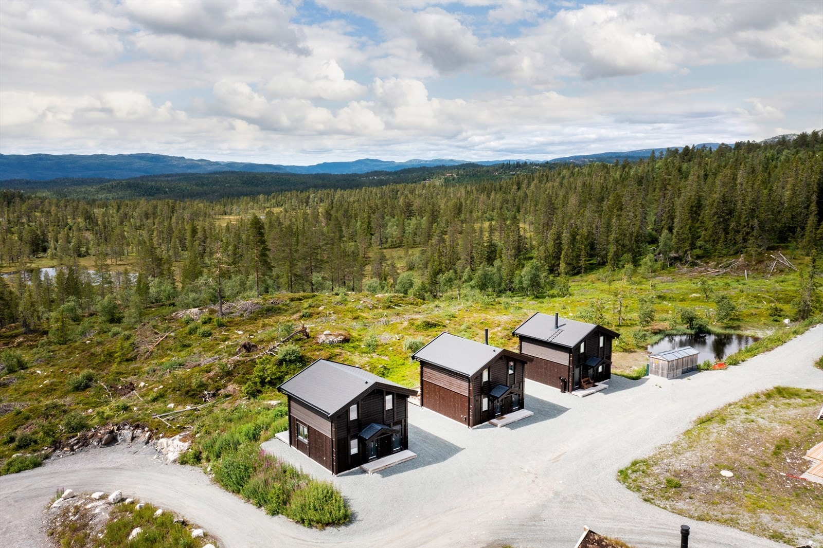 På sommerstid er det blant annet fine turmuligheter til Ranten (1419m.o.h.), Gråfjell (1466 m.o.h.) og Høgevarde (1459 m.o.h). Galleribilde