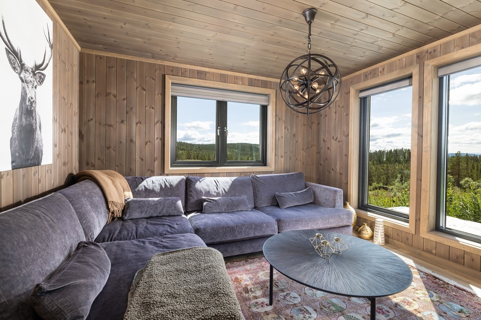 Koselig sofakrok, med flott utsikt gjennom store vindusflater. Galleribilde