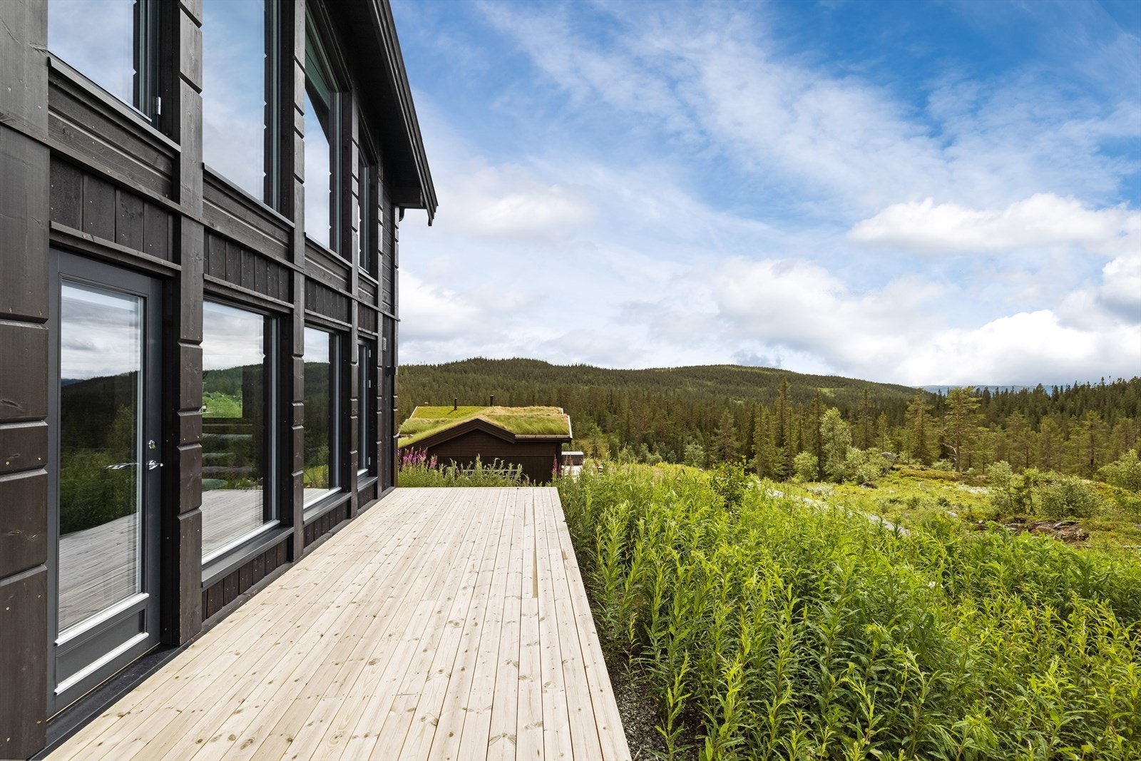 Stor terrasse med utgang fra stue/kjøkken. Galleribilde