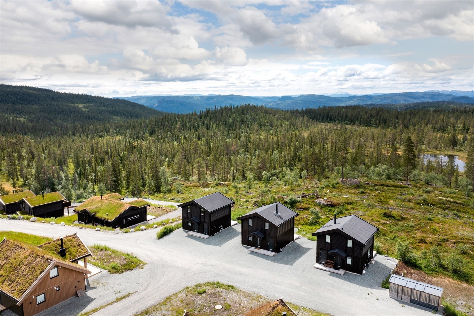 Vinterstid går langrennsløypene fra feltet, og da er du koblet til hele løypenettet Djupsjøen - Tempelseter- Haglebu- Norefjell. I området er det flere gode fiskevann. Galleribilde