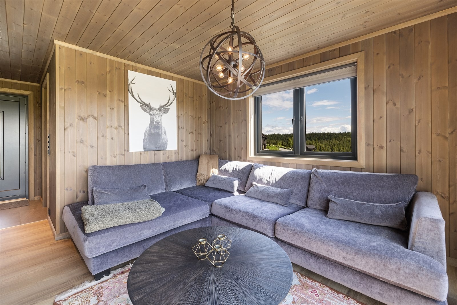 Stue har laminat på gulv og trepanel i tak og på vegger. Galleribilde