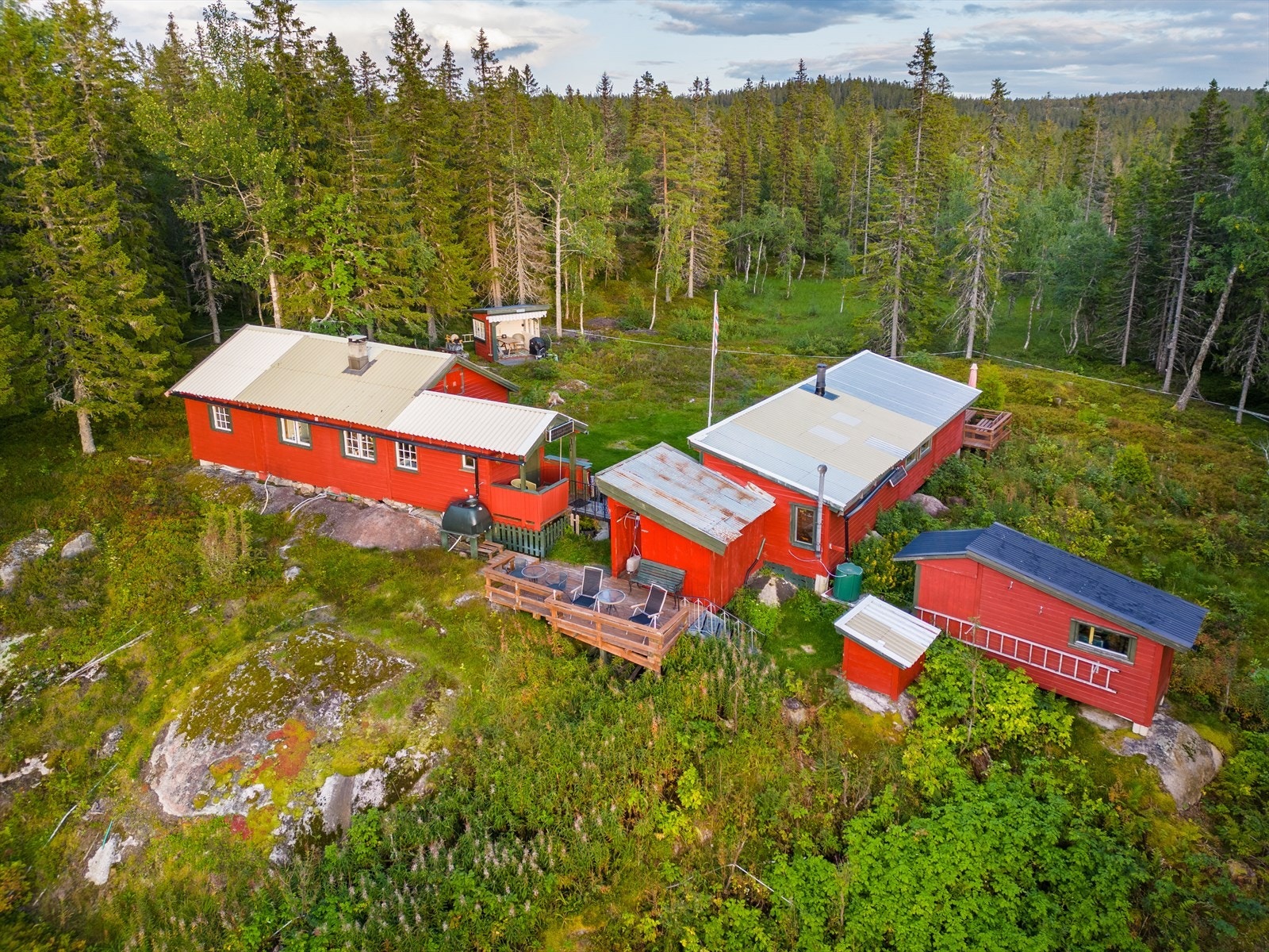 Eiendommen ligger på en høyde i skogsområde mellom Damtjern og Djupengrop på Øståsen i Modum kommune. Galleribilde