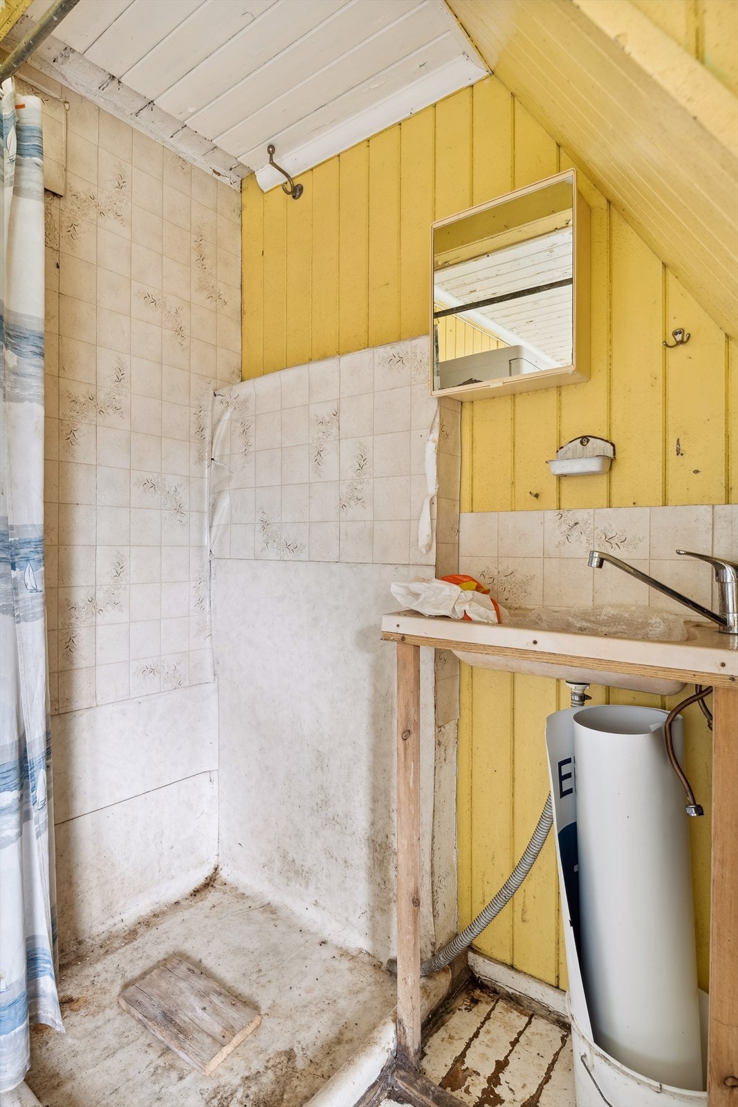 Badehjørne på kjøkkenet etablert med en vask og en dusjnisje uten dusj og vann. Galleribilde