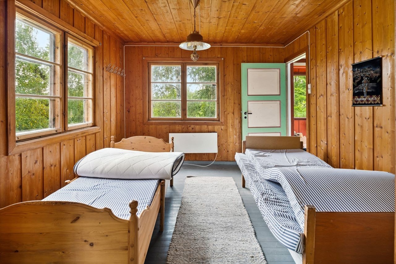 Det er montert panelovn på vegg som varmekilde. Det er dels åpen løsning fra soverommet inn til den ene stuen. Galleribilde