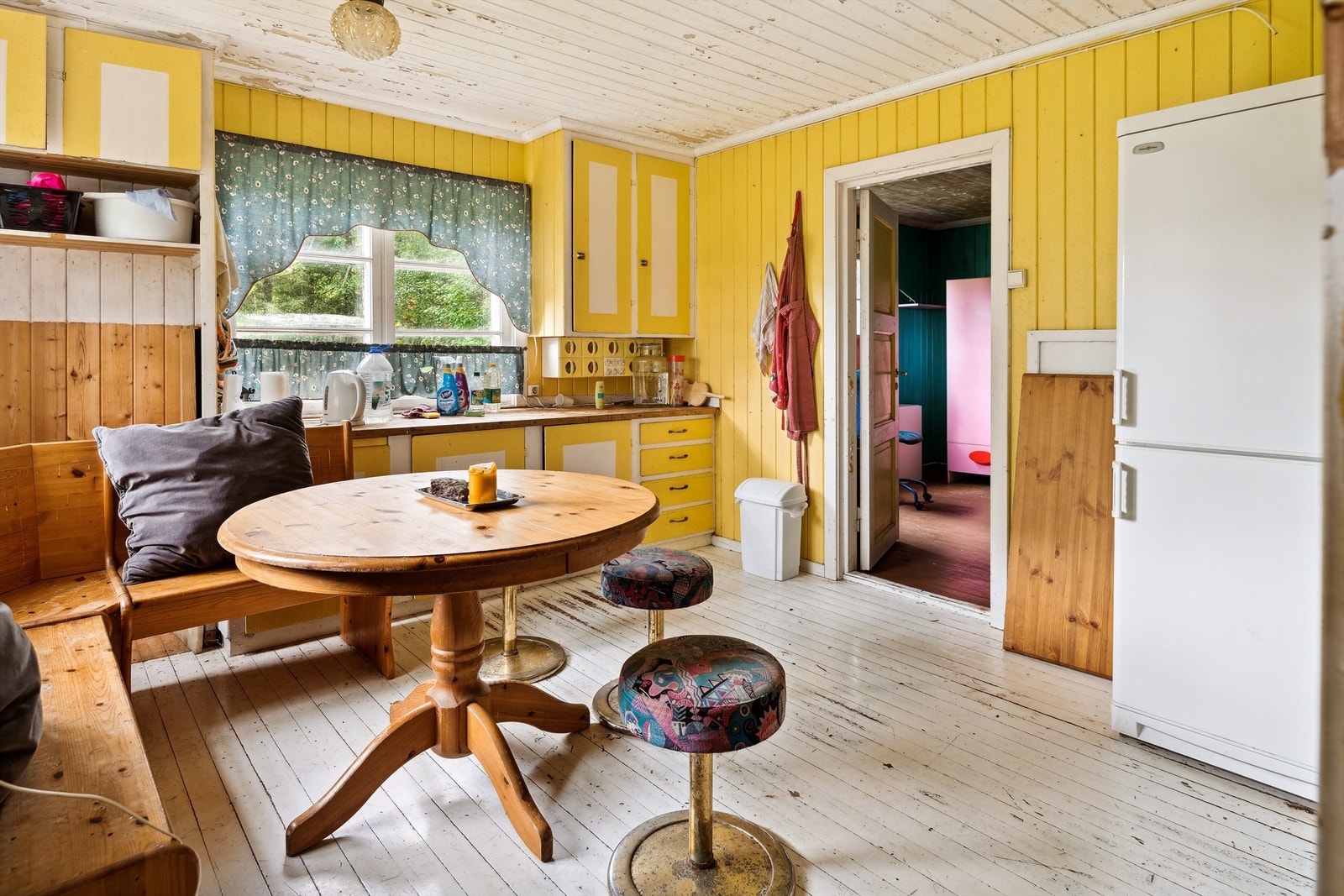 Åpen løsning for kjøl/fryseskap. Det er naturlig ventilasjon med vindu. Kjøkkenet er romslig med gode muligheter. Galleribilde