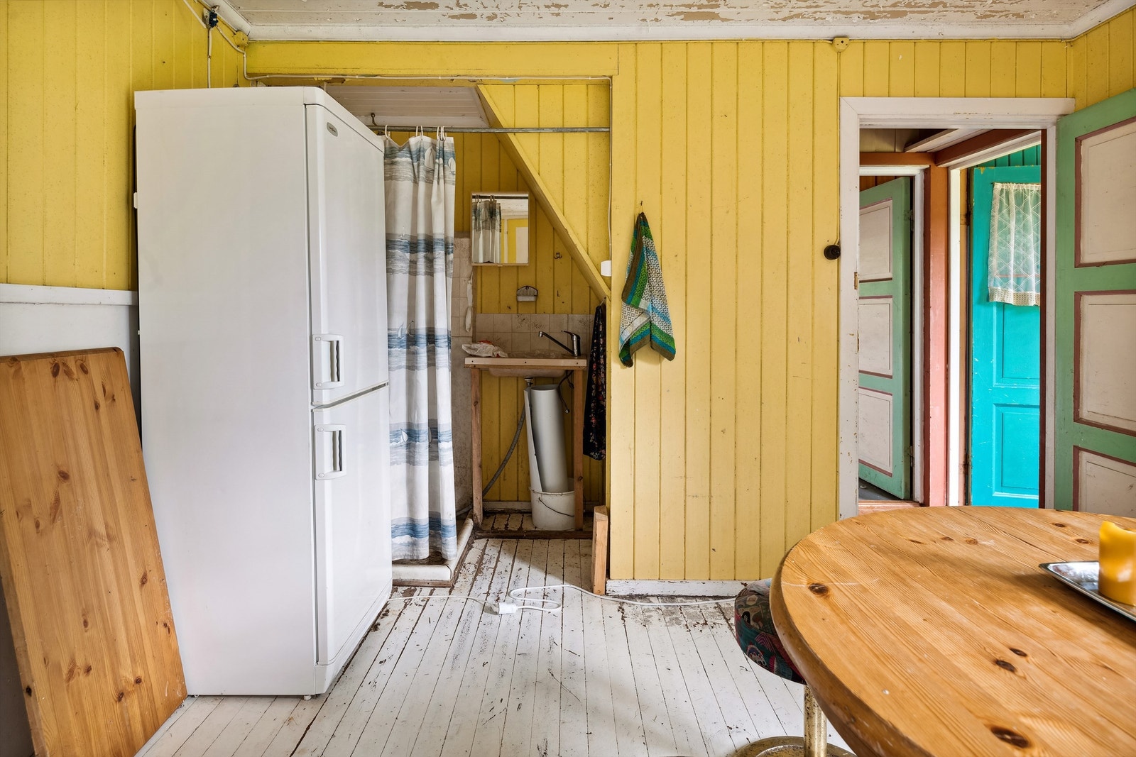 Vask montert i et hjørne bak forheng. Galleribilde