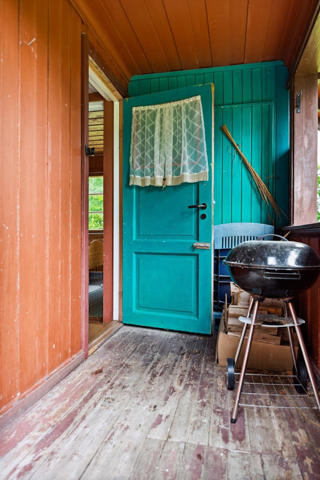 Overbygget inngangsparti tar deg videre inn til entré og boligen. Galleribilde