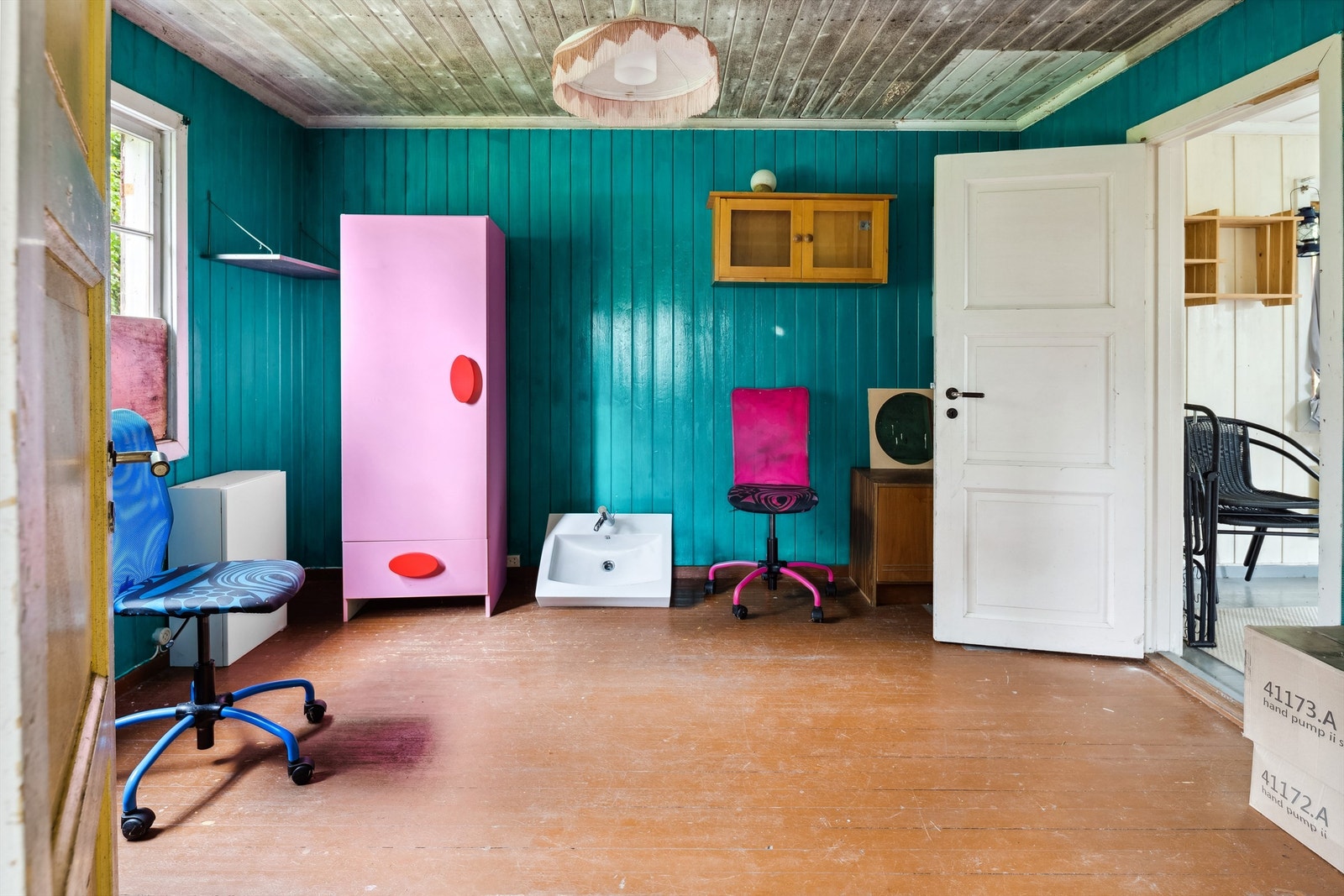 Rommet er romslig med god plass til det møblementet man skulle ønske og trenge. En dør gir deg adkomst fra rommet og inn på kjøkkenet. Galleribilde