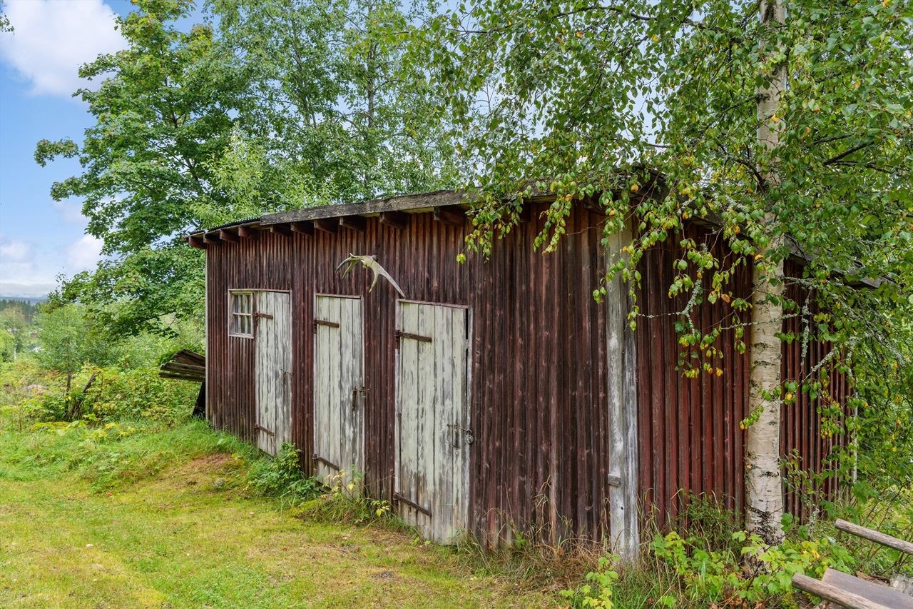 Uthus med utedo og lagerplass. Galleribilde