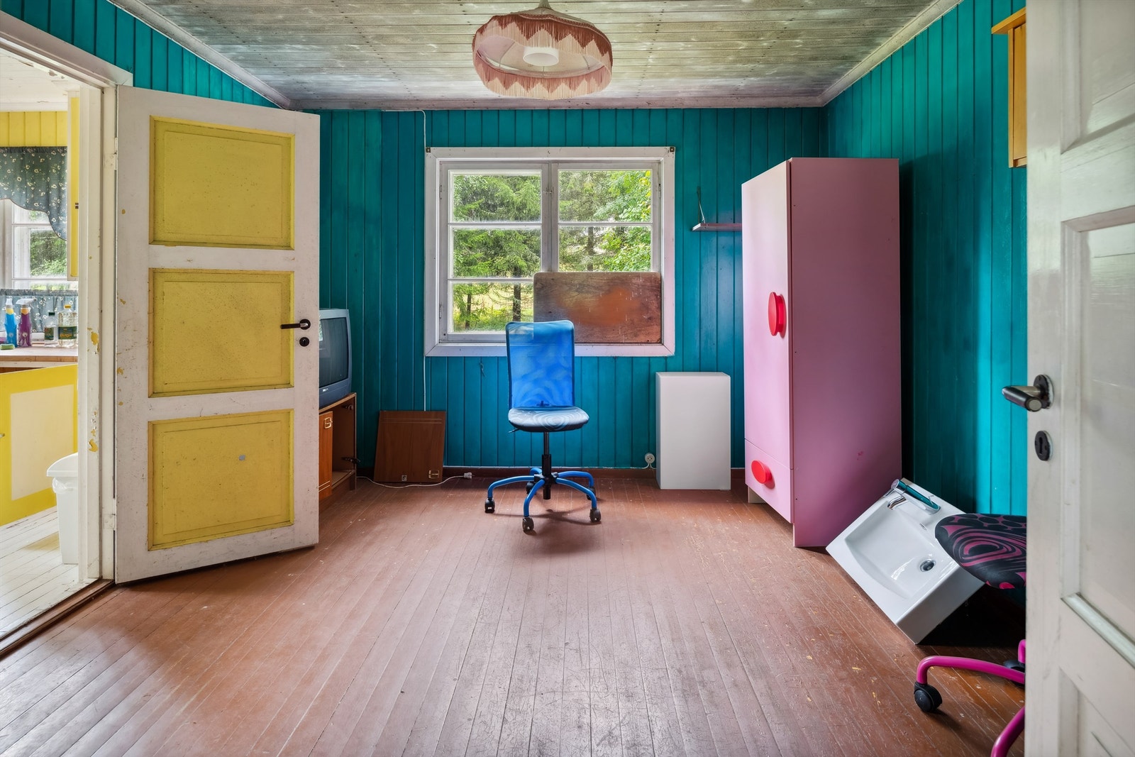 Denne stuen har blåmalt panel på veggene og brunmalt tregulv. Galleribilde