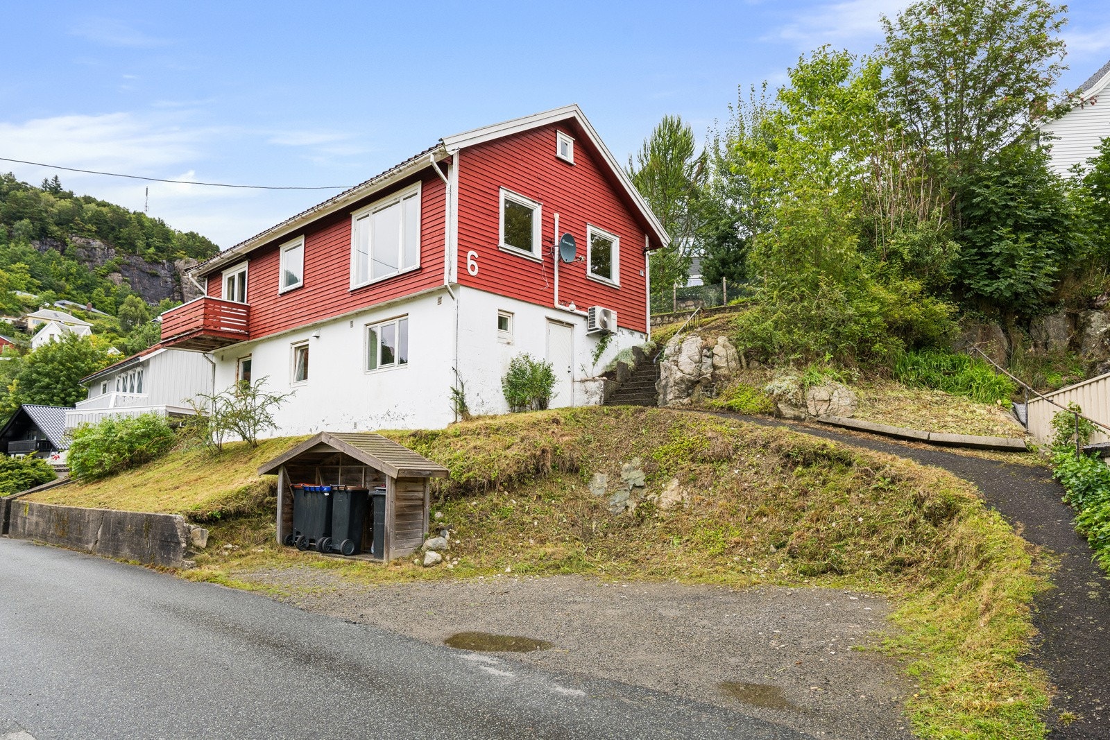 Velkommen til Nesmarka 6. Parkering på egen eiendom. Galleribilde