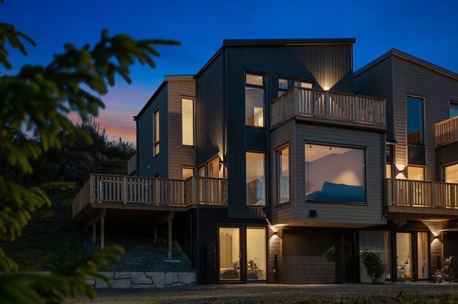 Huset ligger på hjørnet med stor vestvendt terrasse med gode solforhold og mulighet for direkte adkomst opp til hage med utsikt på baksiden. Galleribilde