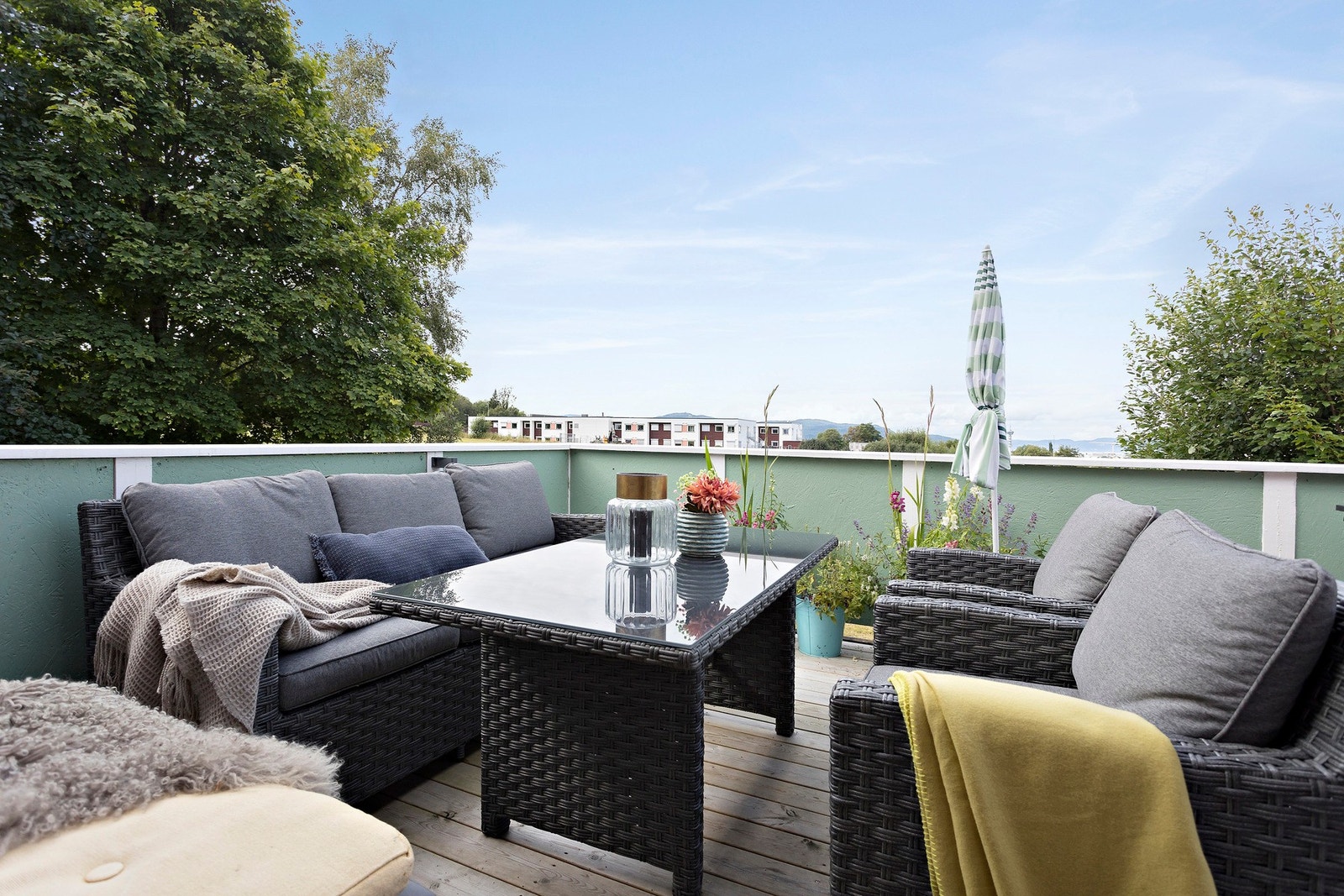 Romslig veranda av god størrelse. Godt med plass til flere sittegrupper samt grill. Galleribilde