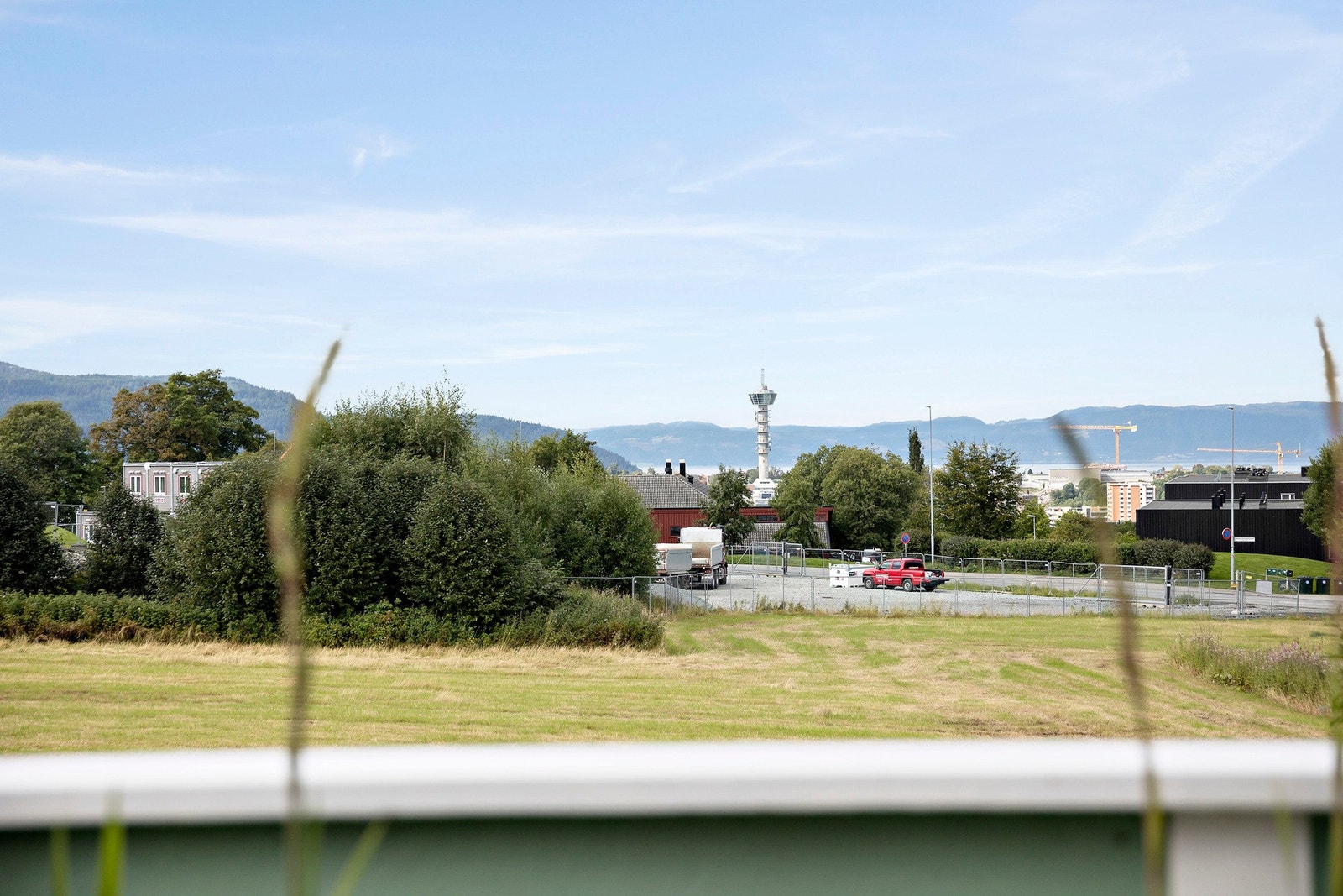 Nydelig utsikt mot nordvest med Tyholtårnet, fjorden og Fosenalpene i bakgrunnen. Galleribilde