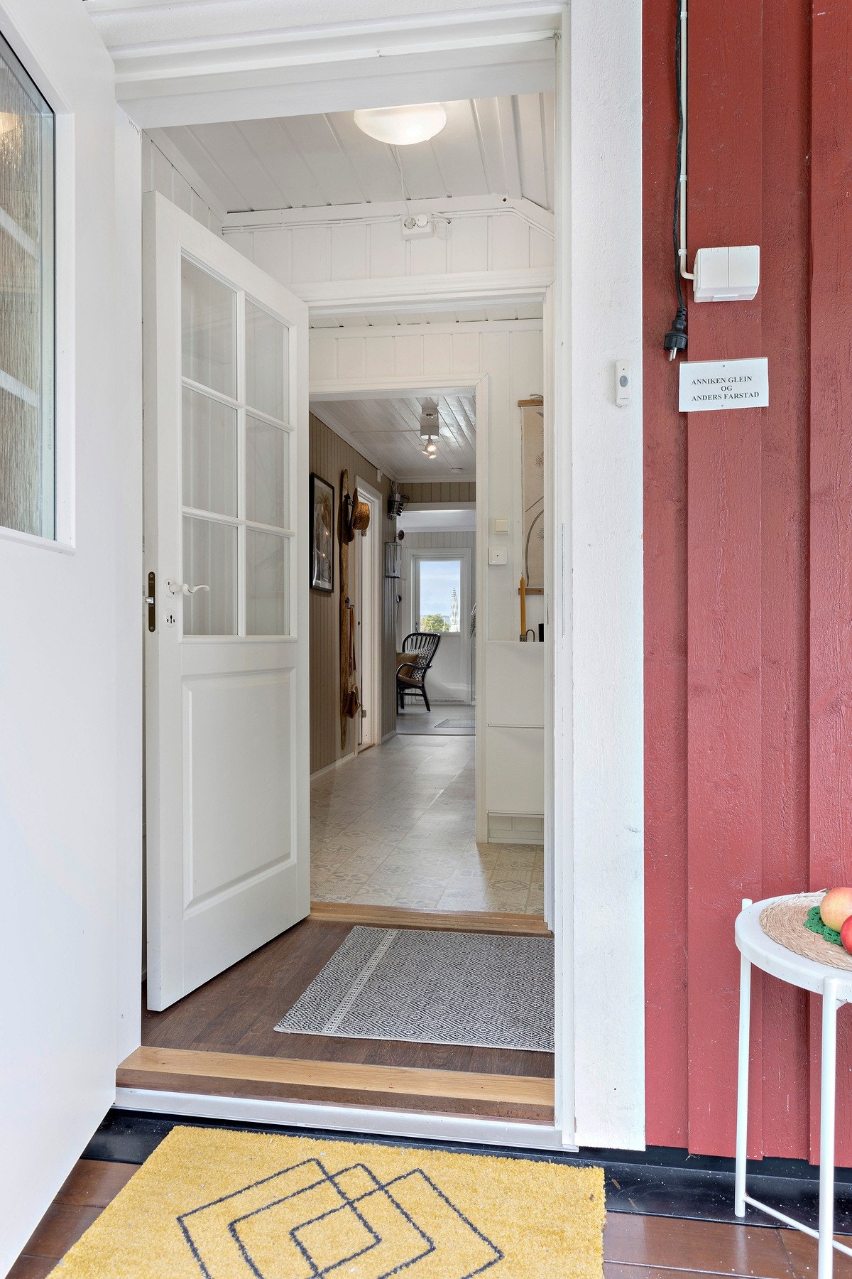 Boligen har en innbydende og fin entre. Det er godt med plass til garderobe. Galleribilde