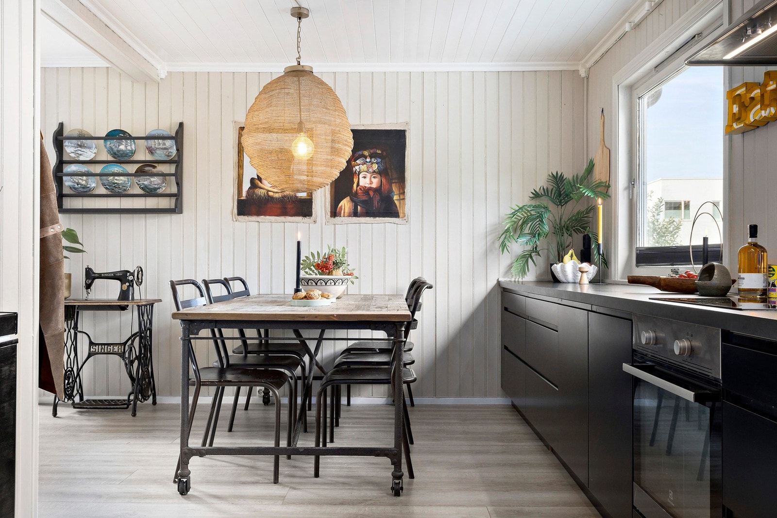 Innredning med glatte fronter og laminert benkeplate. Kjøkkenet har fått TG1 fra takstmann. Galleribilde