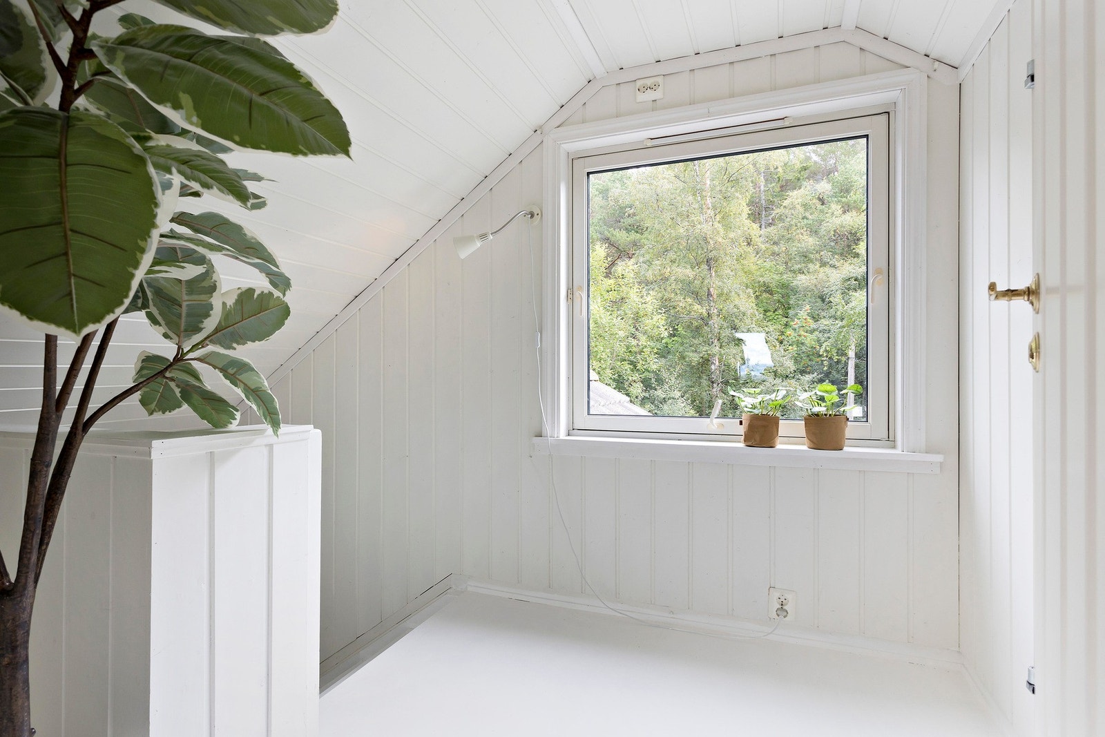 I loftsetasjen møtes man av en gang på 4 kvm. med inngang til kontor/arbeidsrom samt en meget praktisk bod. Galleribilde