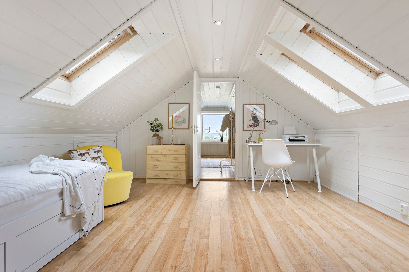 Loftet er innredet og brukt som loftstue/kontor og soverom. Det er ikke søkt om bruksendring av loftet. Galleribilde