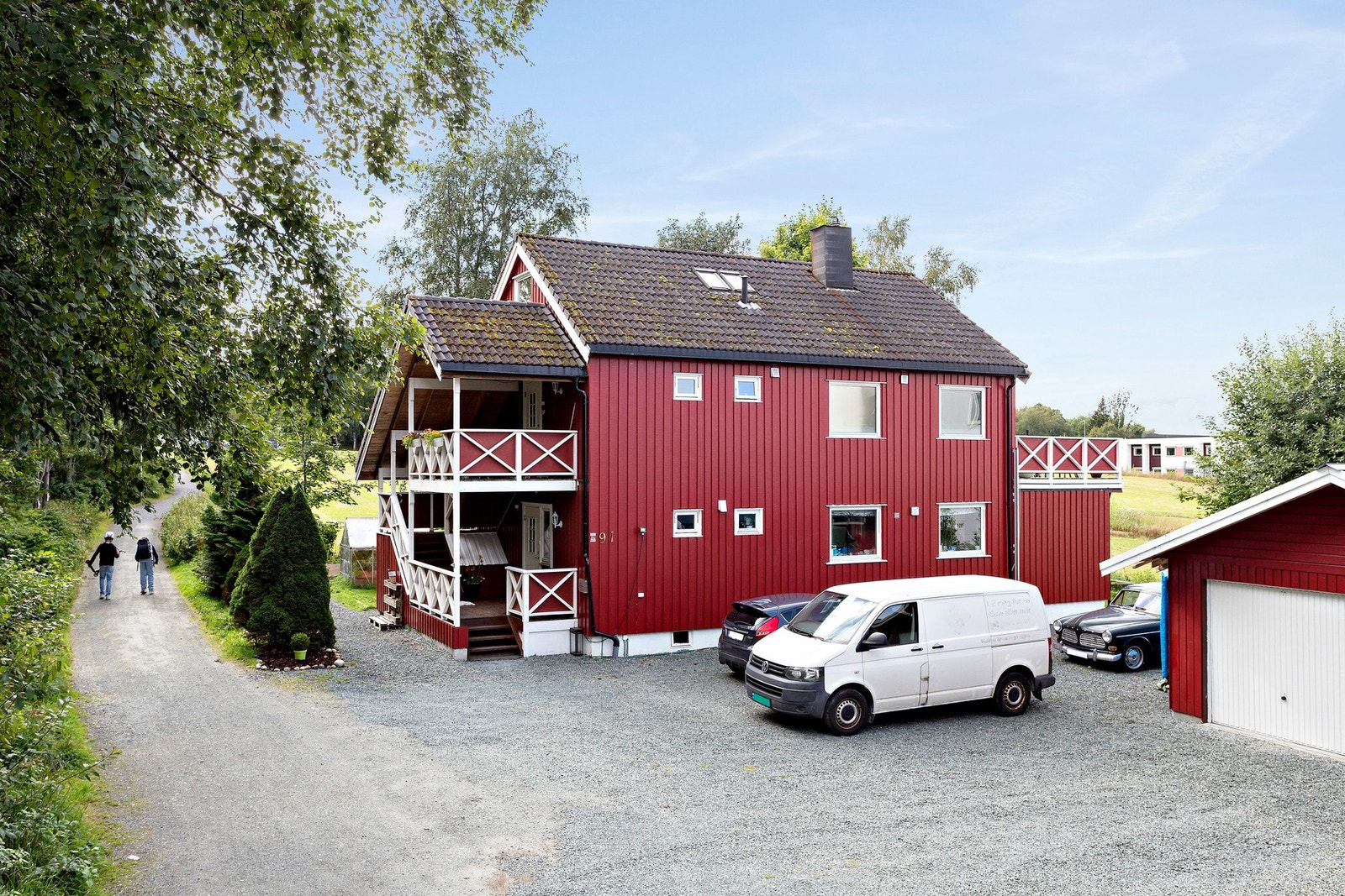 Boligen har godt med plass til parkering både på oppstillingsplass og i garasje. Galleribilde