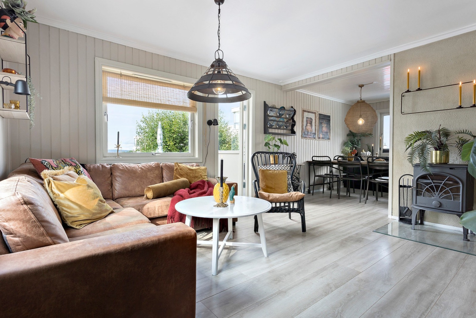 Stuen har en halvåpen løsning mot kjøkkenet. Galleribilde