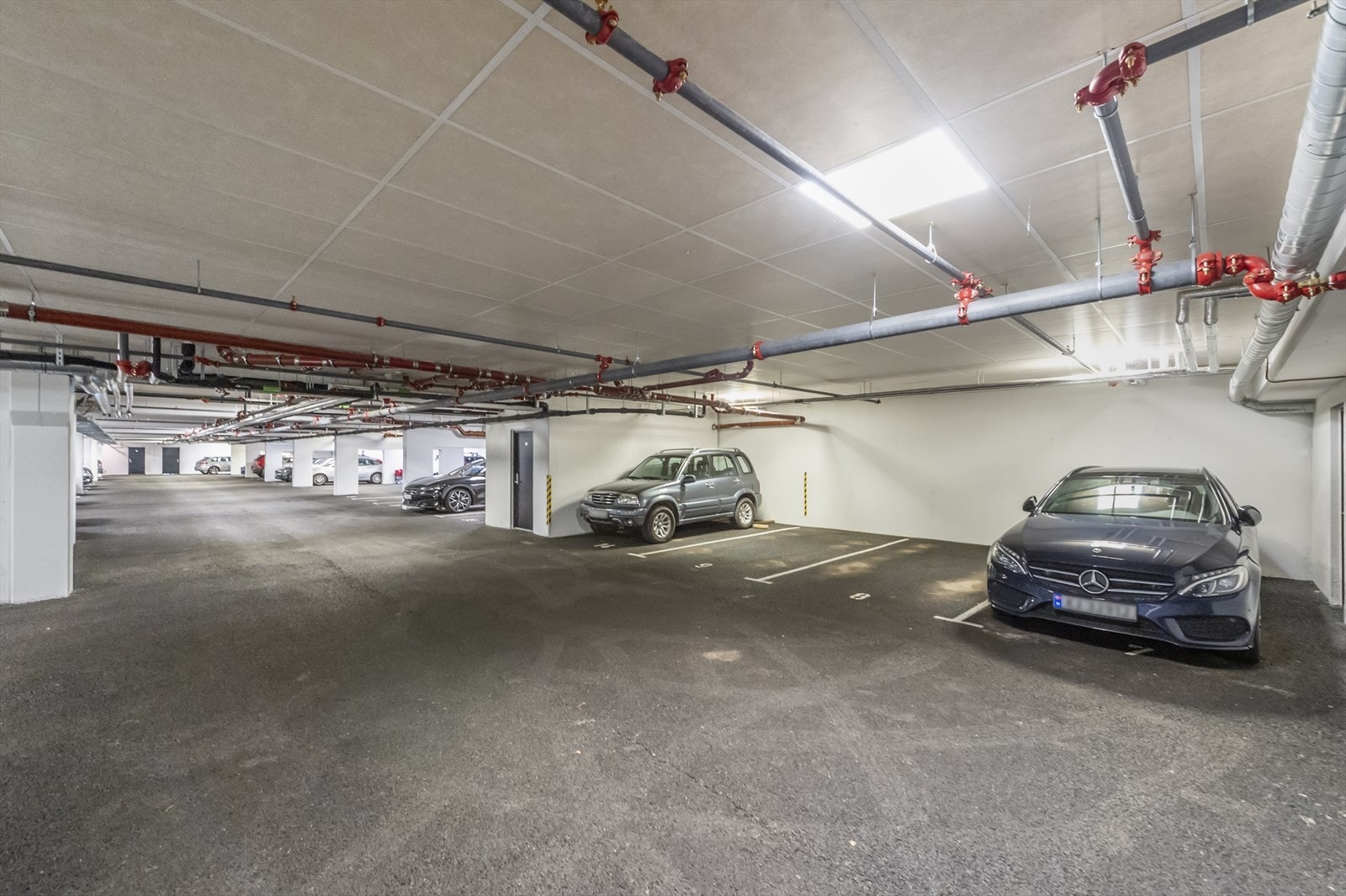 Parkeringsplass i egen garasje. Mulighet for elbil lader Galleribilde