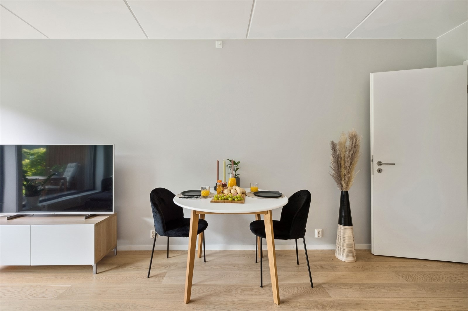 Stuen har 1-stavs parkett på gulv og slette vegger i moderne farger Galleribilde