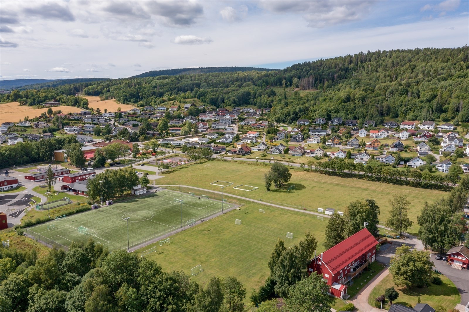 Det er kort vei til idrettsanlegg, butikker og skoler Galleribilde