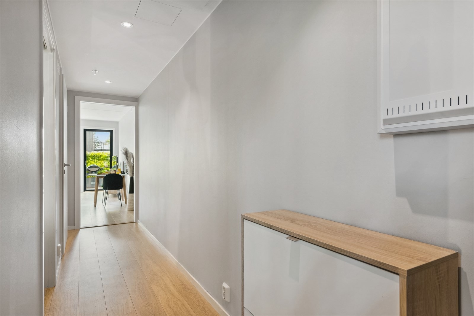 Velkommen inn! Entré med 1-stavs parkett på gulv og downlights i tak Galleribilde