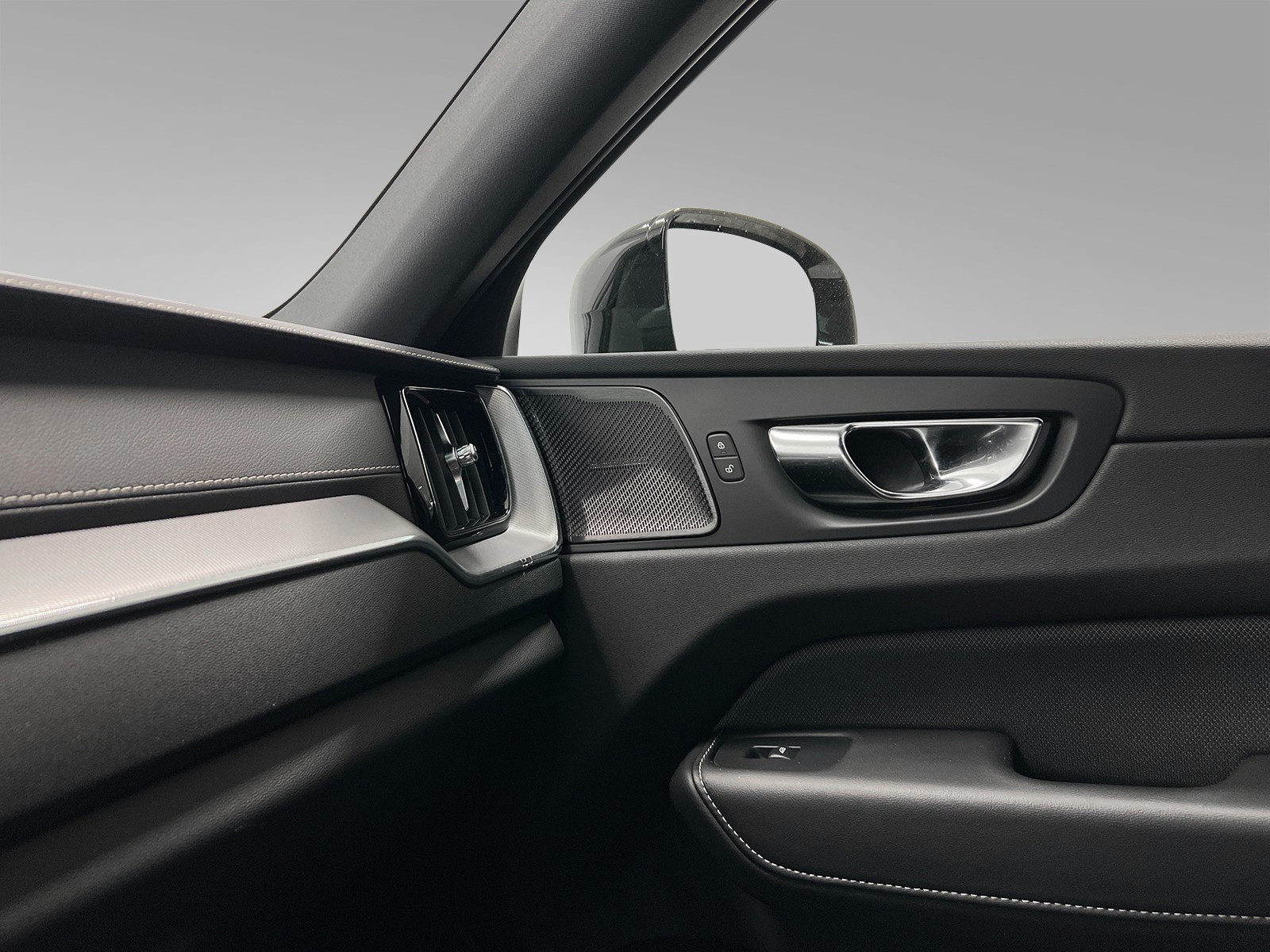 Skinntrukket dashboard, legg merke til harman/kardon.