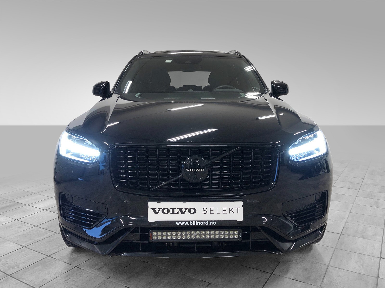Foliert grill der kun Volvo emblemet er i "Chrome"