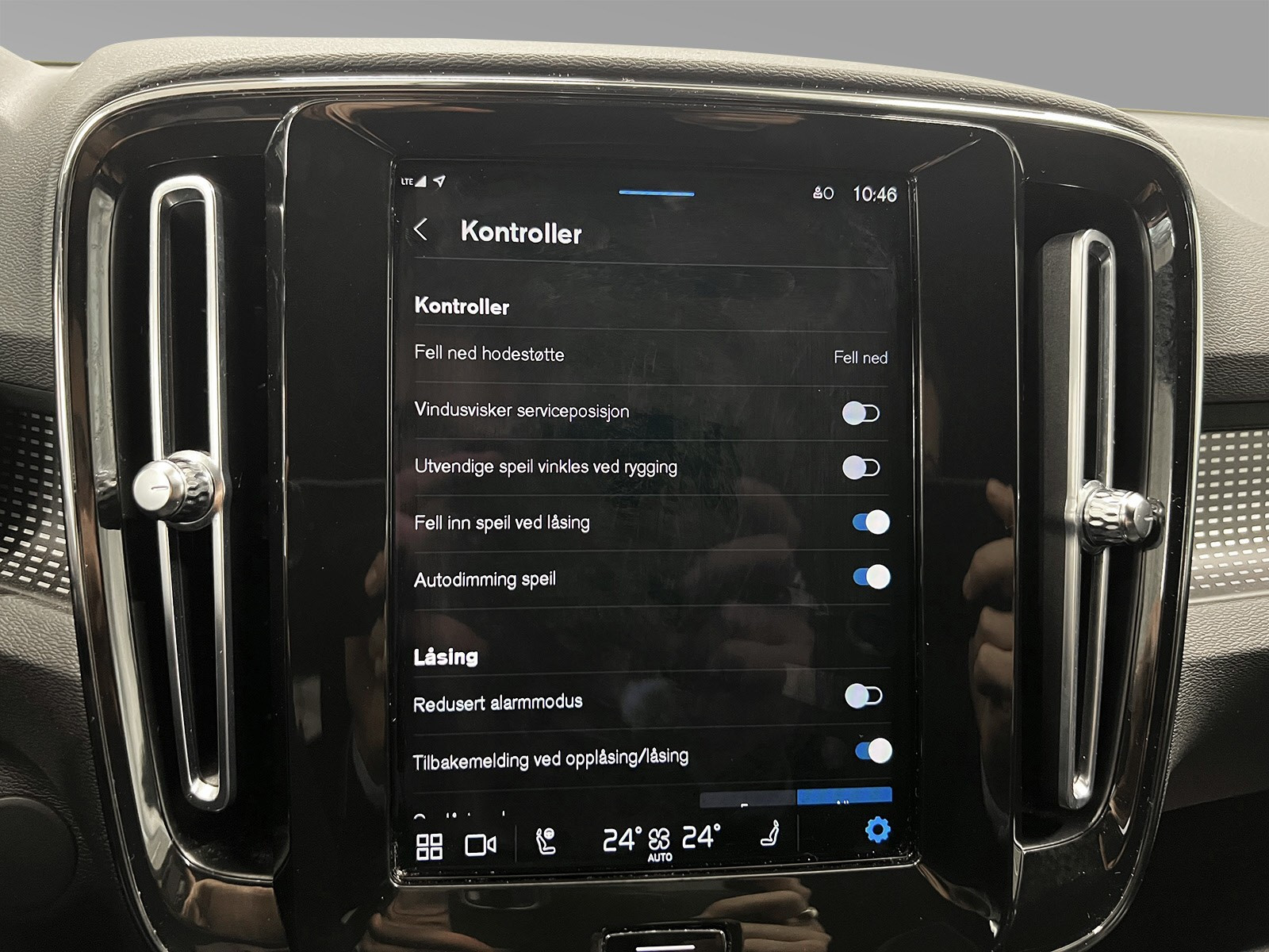 Man kan styre mange av bilens funksjoner rett fra touchskjermen.