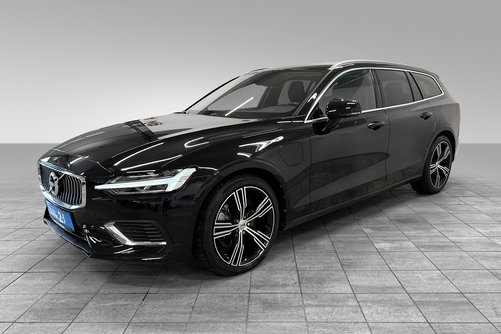 Denne er i fargen Onyx black metallic med kromdetaljer.