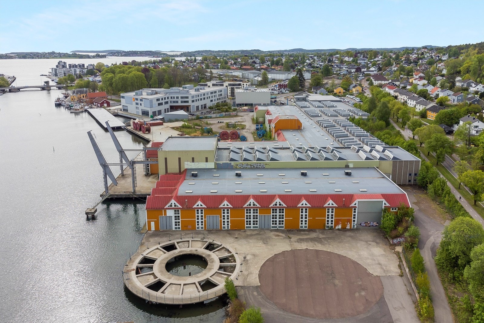 Eiendommen med Subsea hallen i front Galleribilde
