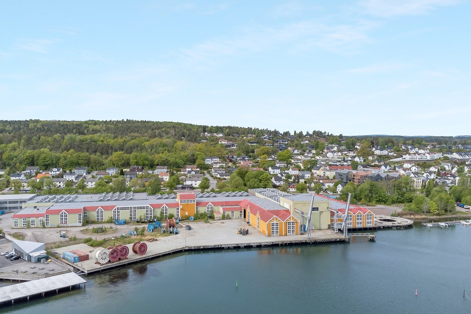 Hele eiendommen med kai anlegg og uteaeral Galleribilde