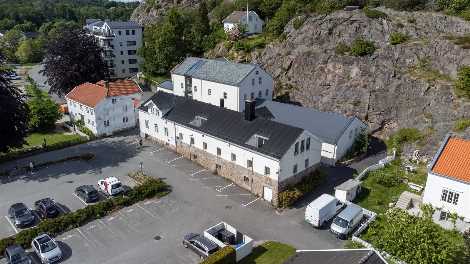 Flere parkeringsplasser utenfor bygget Galleribilde