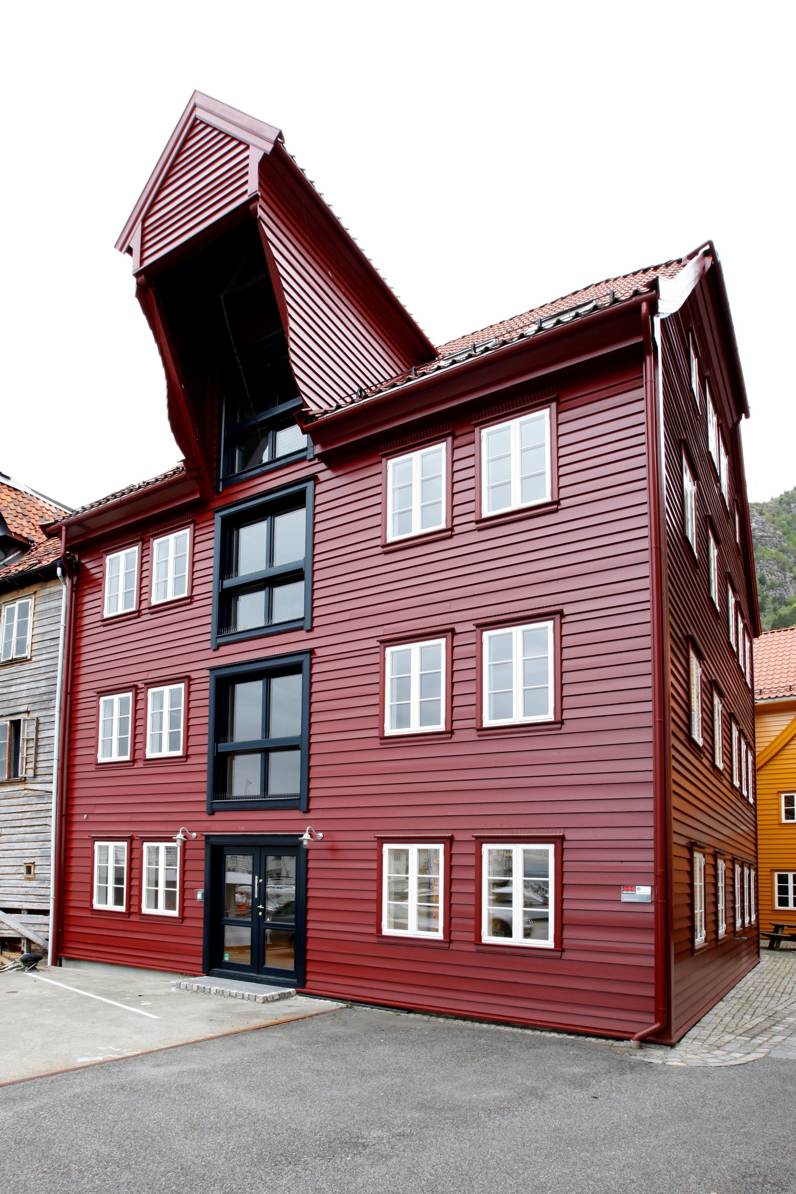 Sjøboden ligger helt i sjøkanten. Det er 1 etg som nå er ledig. Galleribilde