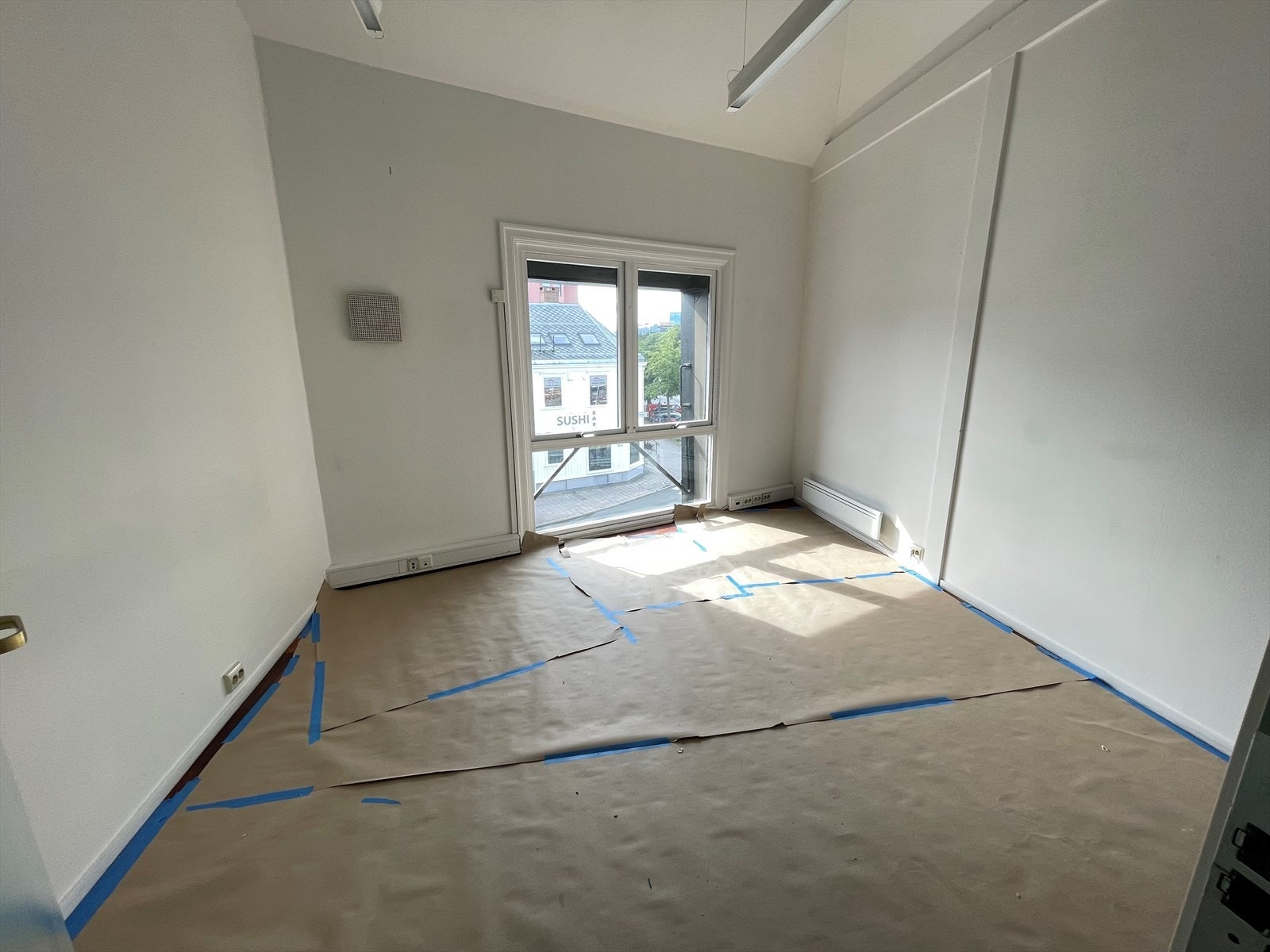 Kontor med stort vindu og stor takhøyde. Galleribilde