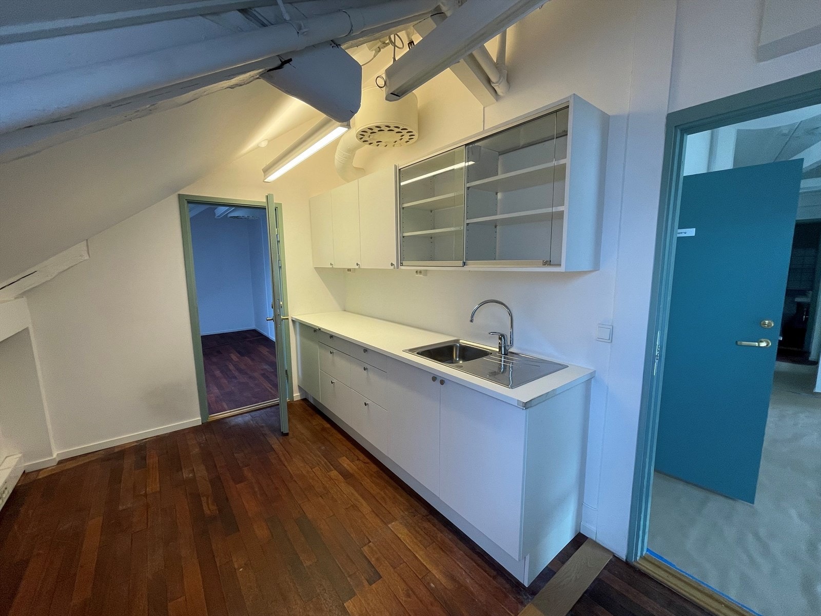 Kjøkken med spiserom bak. Galleribilde