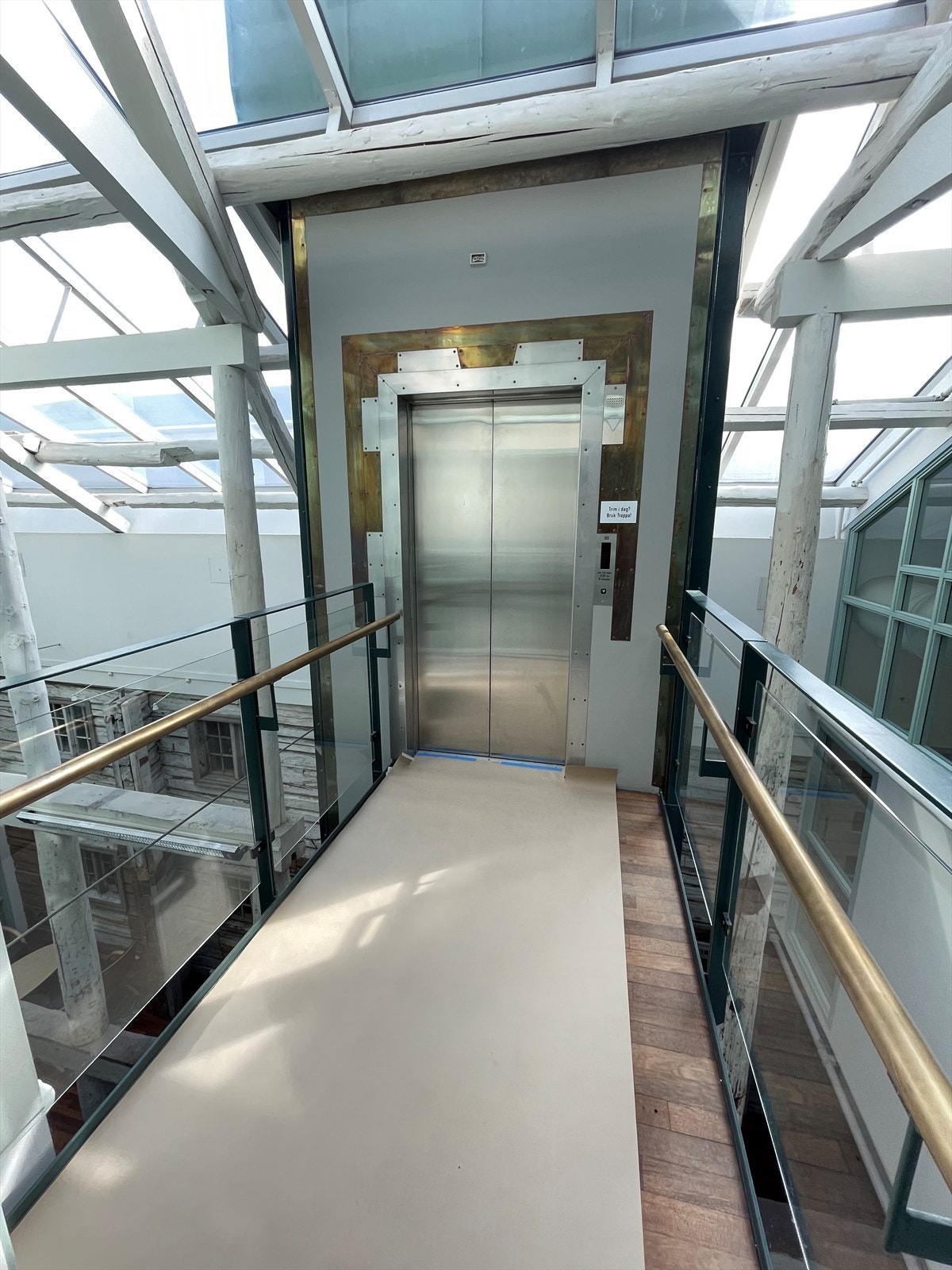 Heis i 4. etasje. Galleribilde